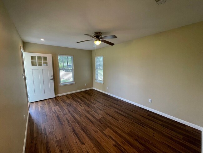 Building Photo - 9711 Thaxton Rd