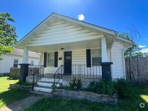 Building Photo - Cute 3 bedroom / 1 bathroom house with fen...
