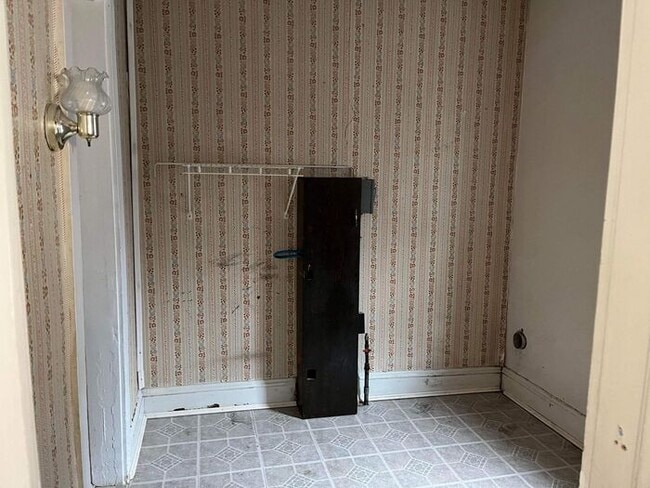 Building Photo - 2 Bedroom | 1 Bathroom | $1,150