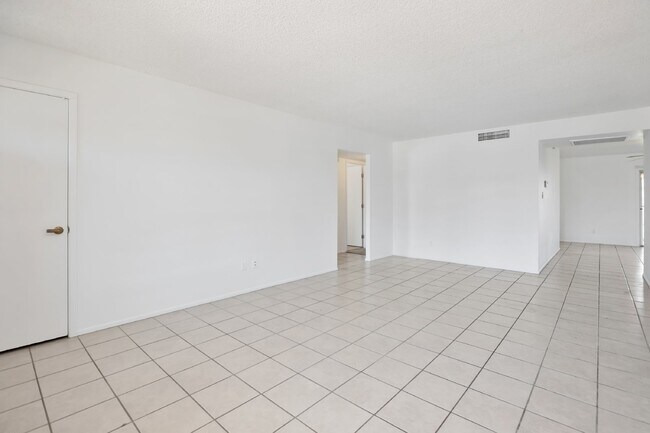 Building Photo - 2104 E Cornell Dr
