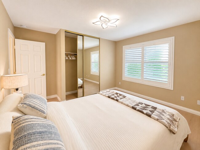 Building Photo - Furnished 4BR + Office | Putting Green Yard