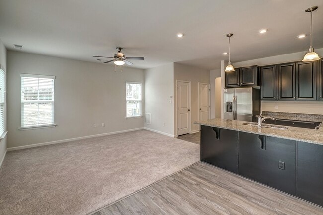 Building Photo - Wonderful townhome