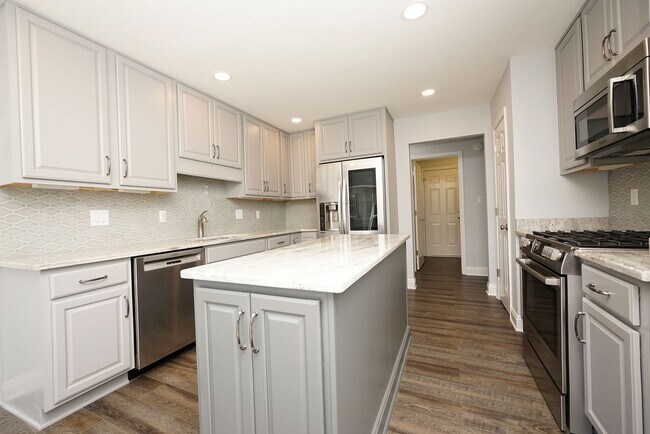 Building Photo - Spacious 5-Bedroom Home in Gated Parkwood ...