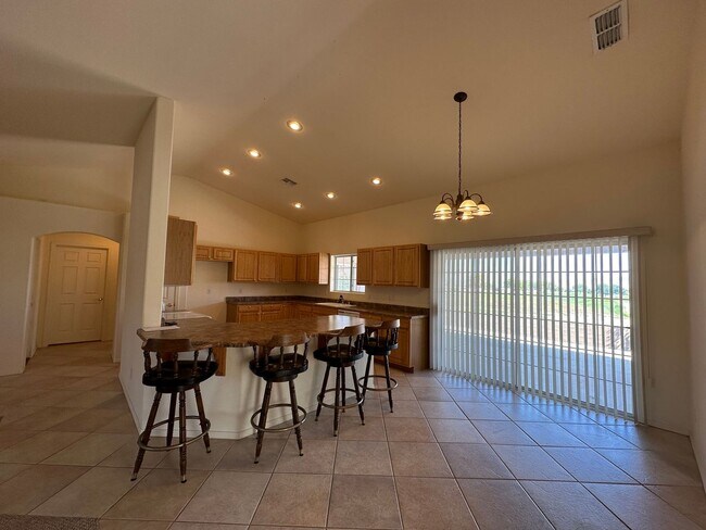 Building Photo - Beautiful 3 Bed / 2 Bath Home Backing to Cerbat Cliffs Golf Course!