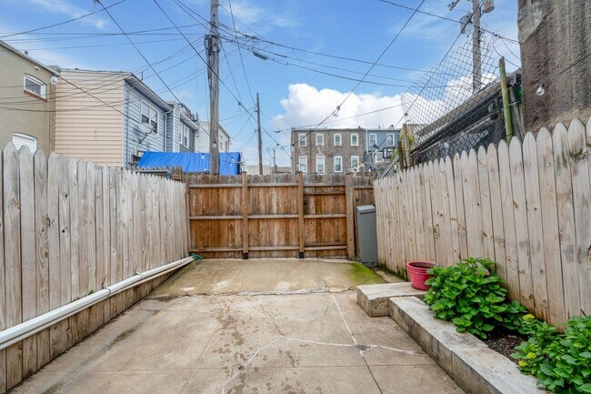 Building Photo - 611 Oldham St