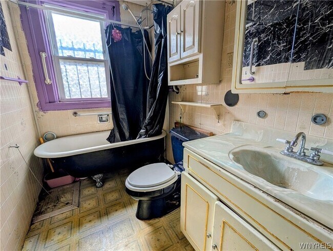 Building Photo - 325 Box Avenue Unit