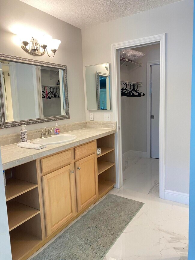 Building Photo - 2 Royal Palm Way