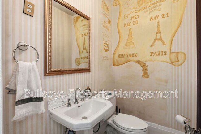 Building Photo - 525 W Lynwood St