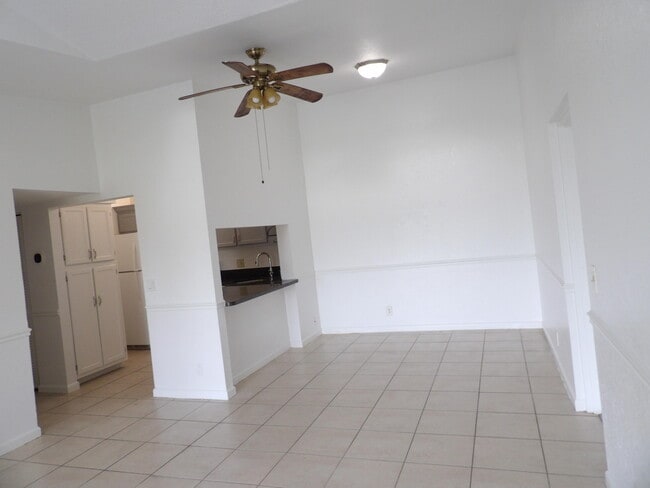Building Photo - 728 Sunny Pine Way