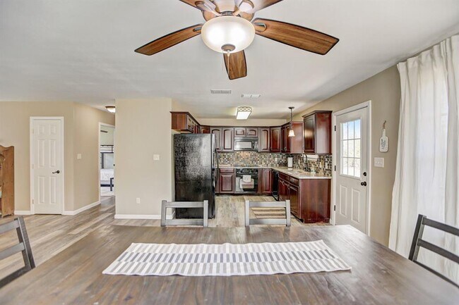 Building Photo - 460 Pine Tree Loop