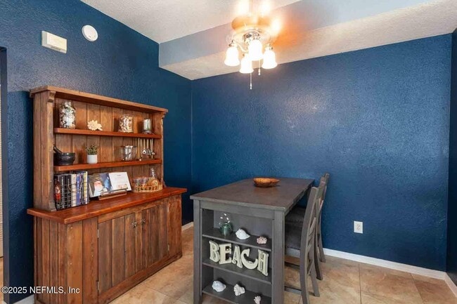 Building Photo - 13700 Richmond Park Dr N