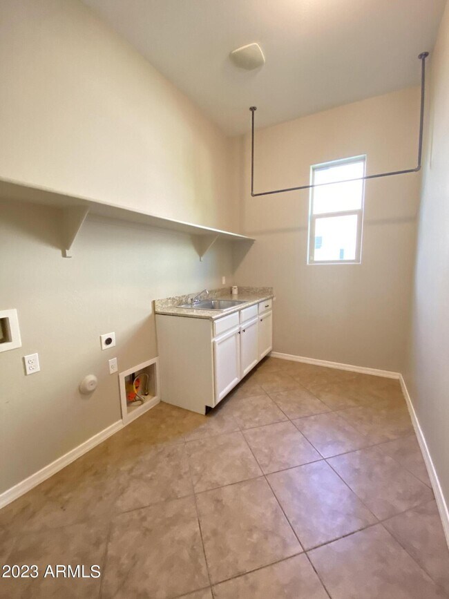 Building Photo - 20841 W Eastview Way