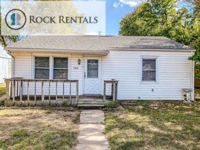 Building Photo - 2 Bed 1 Bath with Detached 2 Car Garage