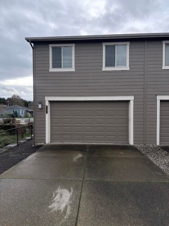 Building Photo - Charming and Sophisticated