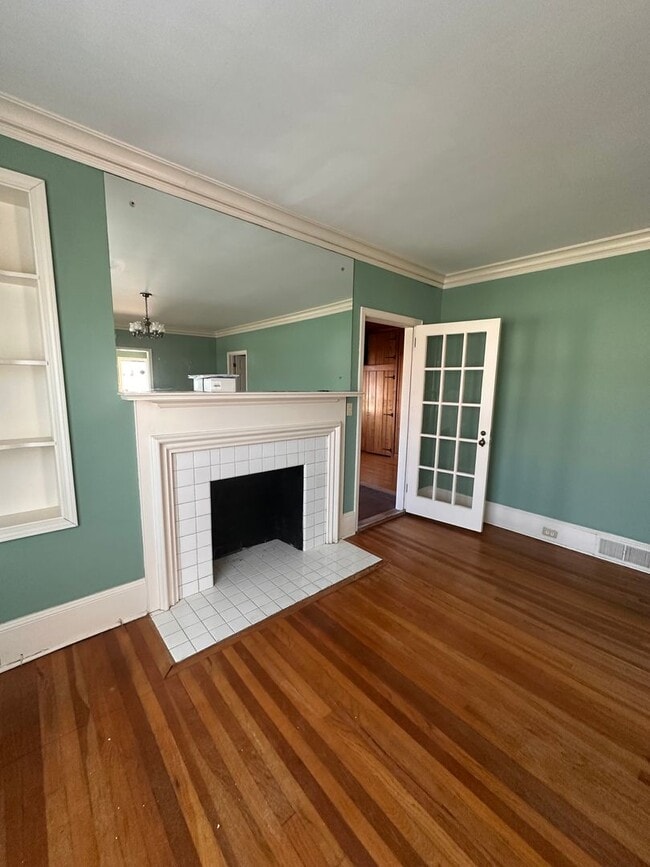 Building Photo - 3 Bed 2 Bath Brick Home with Fenced in Backyard and Additional Living Space