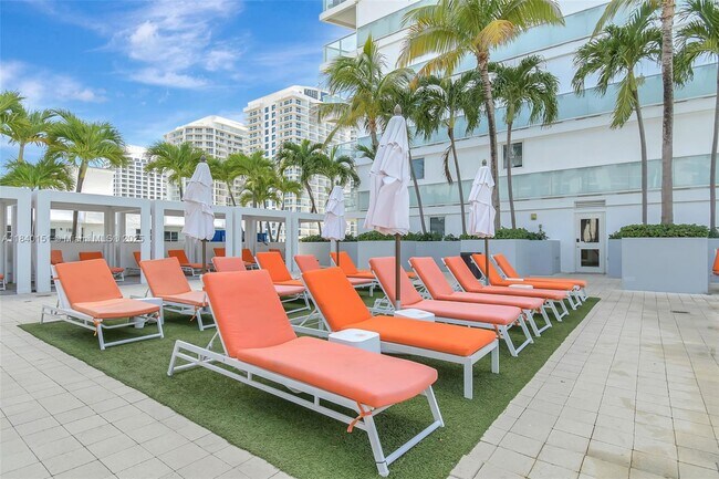 Building Photo - 3101 Bayshore Dr