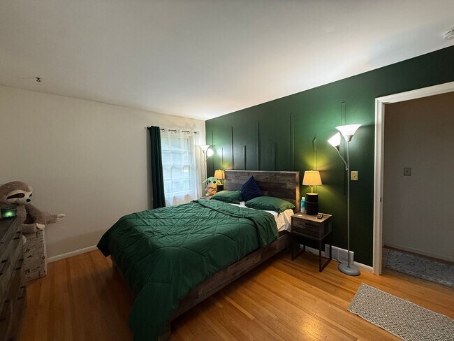 Building Photo - Beautiful 4 bed 2.5 Bath Bloomington SF Ho...