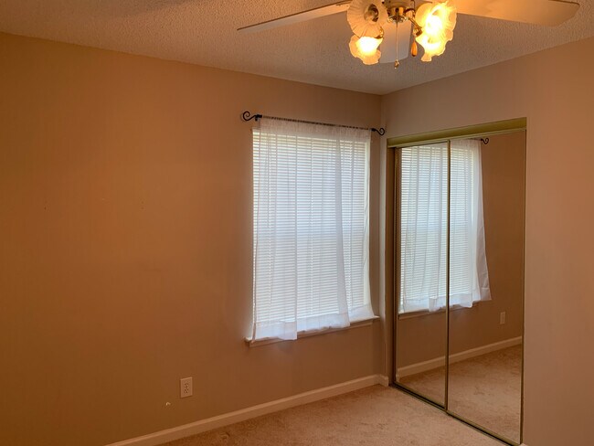 Building Photo - 2136 Clearwater Dr