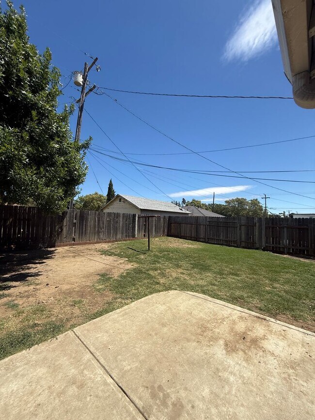 Building Photo - updated 2 bedroom duplex