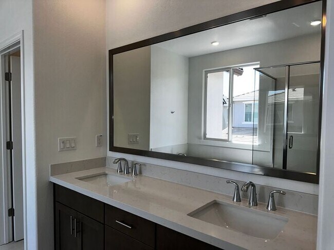 Building Photo - Beautiful 4 bedroom new home in Sierra wes...