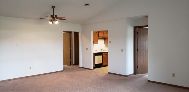Building Photo - 622 Seminole Way