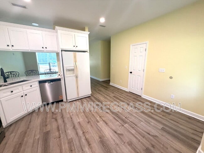 Building Photo - 326 Golf View Dr