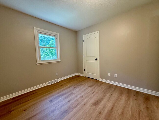 Building Photo - Remodeled 5BR/2BA Walkout Rambler Near Fish Lake Available Now! Lawn care Included!