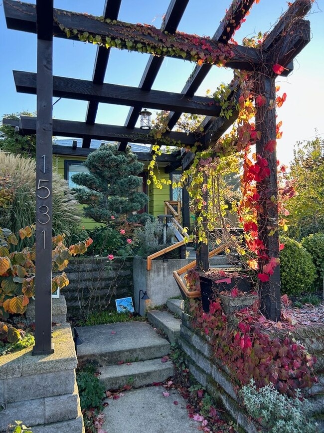 Building Photo - Cozy 2 Bedroom in Charming Everett Neighbo...