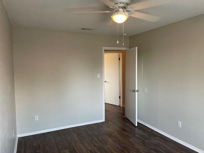 Building Photo - 8401 Colony Loop Dr