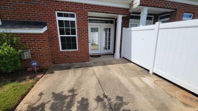 Building Photo - 4 Bed, 3.5 Townhome in Five Forks is Available!