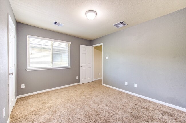 Building Photo - 15727 Whisper Woods Dr