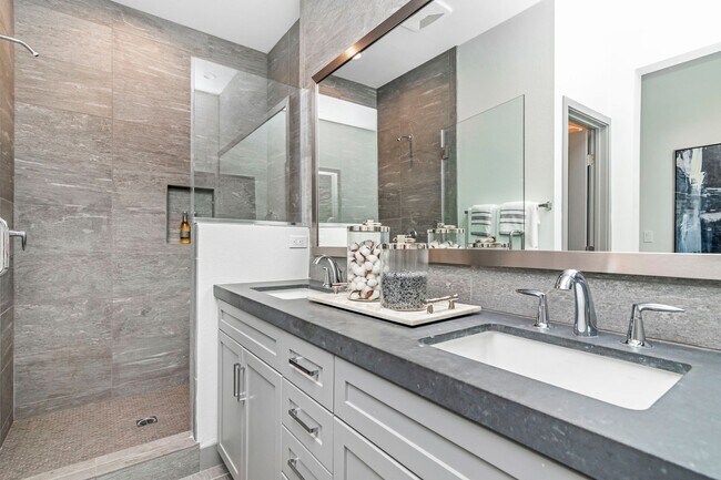 Building Photo - Stunning Fully Furnished Tri-Level Townhome 4BD/4BATHS! Central AC/Heat with Solar! 2 Car attache...