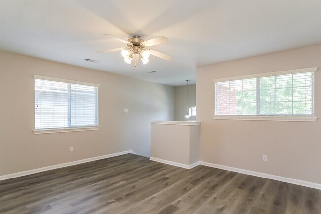 Building Photo - 985 Oak Falls Dr