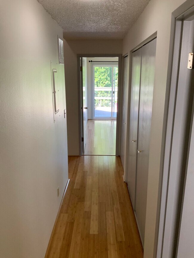 Building Photo - 2 Bedroom Condo on Country Club Road