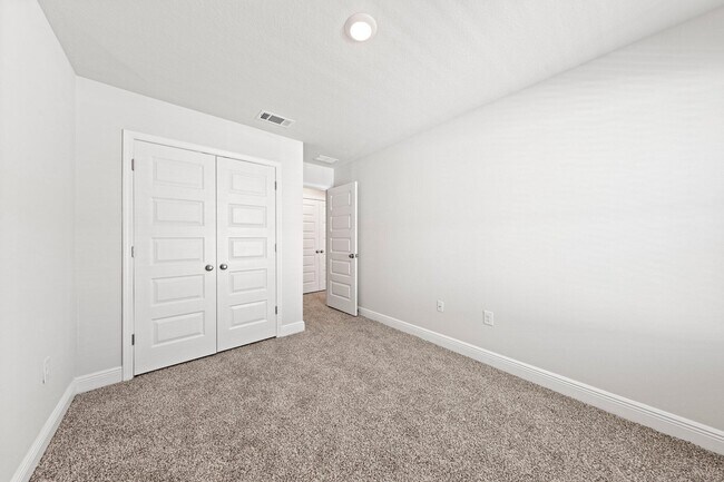 Building Photo - 1027 McLaren Cir