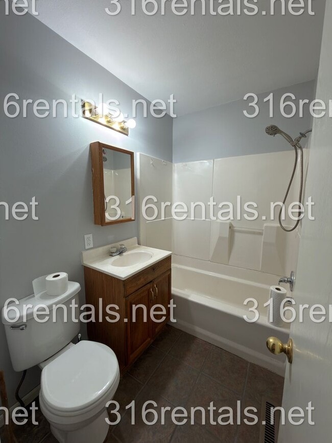 Building Photo - 231 E Larry St