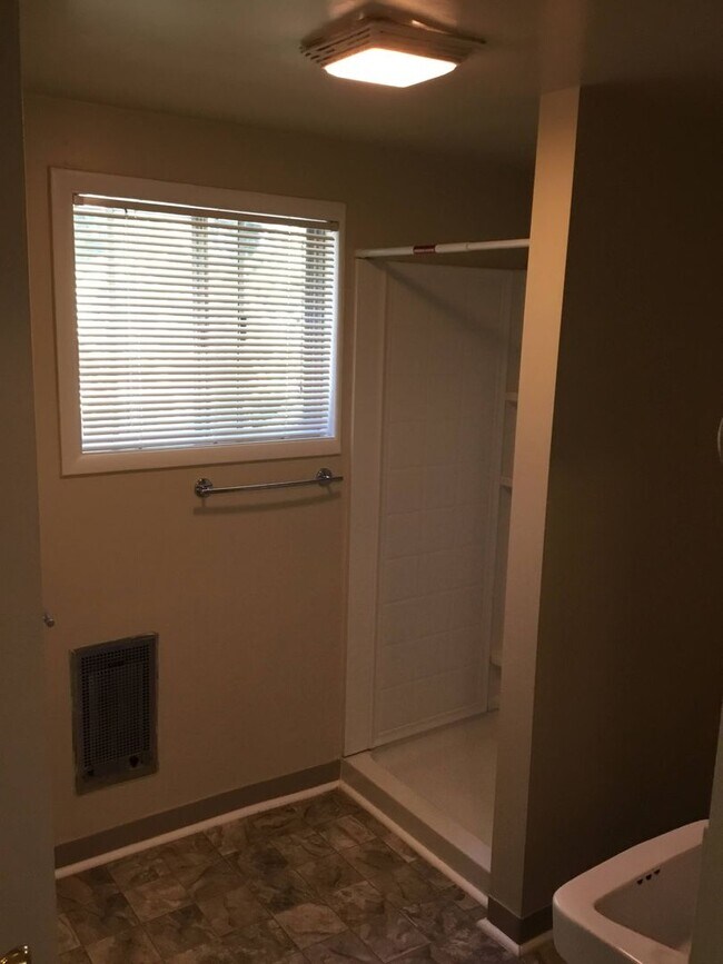 Building Photo - 5 Bedroom House in Southeast Eugene