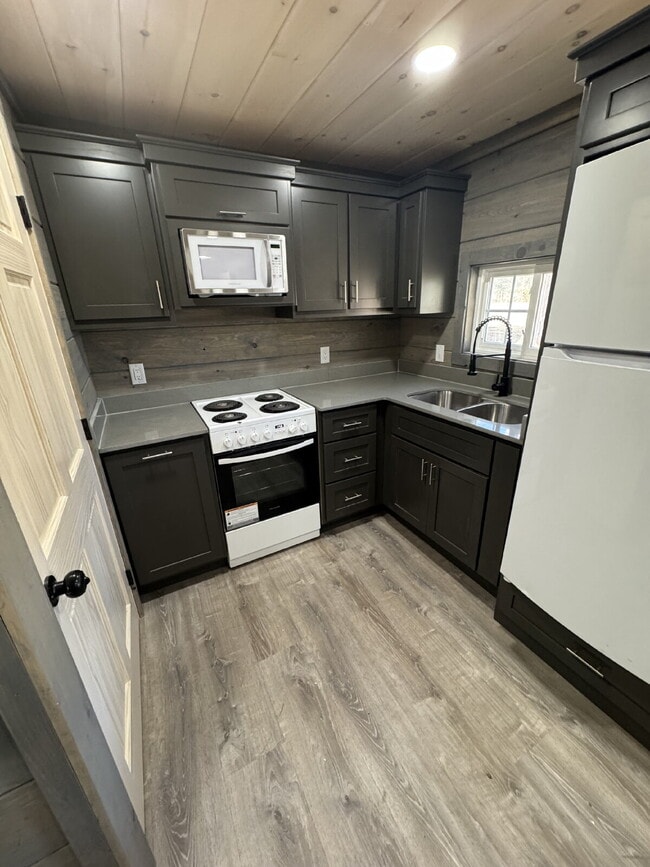 Building Photo - Cozy Tiny House for Rent - Utilities Included!