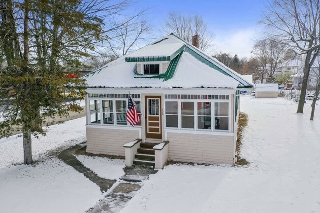 Building Photo - 100 W 1st St