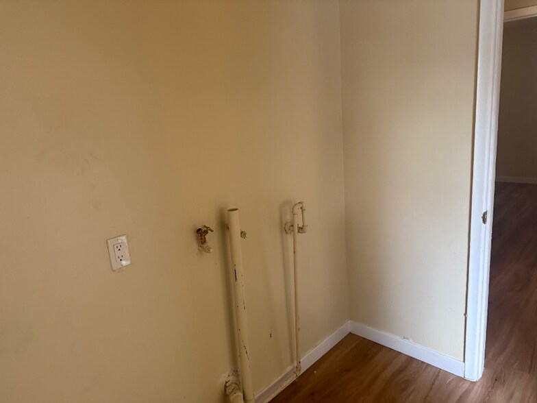 Building Photo - 216 E 108th St