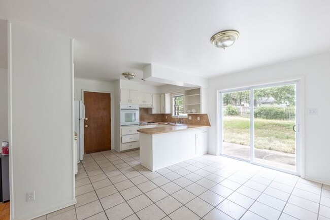 Building Photo - Charming Single-Level Brick Home with Large Yard & Patio in Little Rock