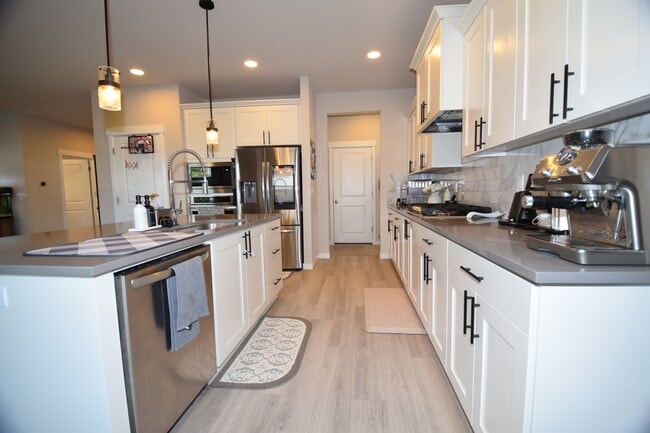 Building Photo - 1690 S Quartz Dr