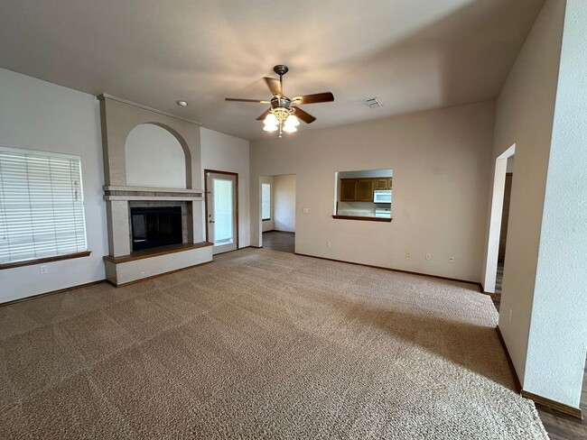 Building Photo - Spacious and nicely located on a cul-de-sac street 3 bedroom 2 bathroom home for rent.