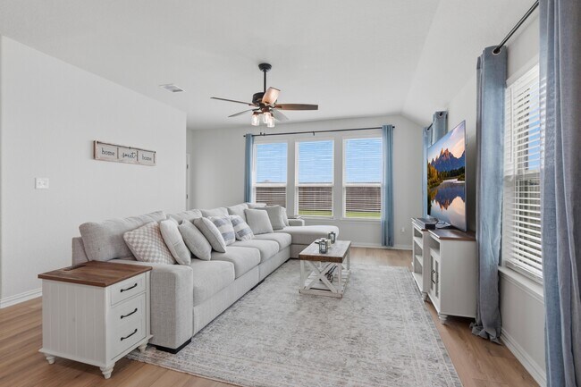 Building Photo - Bright 3-Bed Home with Island Kitchen, Private Patio, and Fenced Yard in New Braunfels