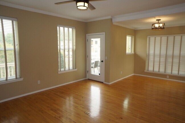 Building Photo - Spectacular NW Portland 3 bedroom Townhouse