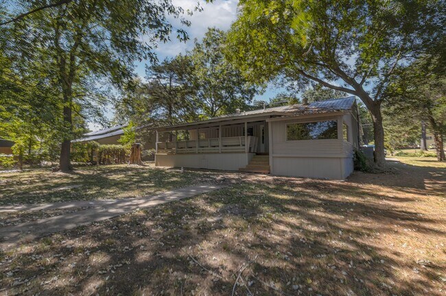 Building Photo - Berryhill 3 bedroom, 2 bath on oversized lot.