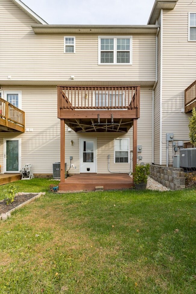 Building Photo - Spacious 3-Bedroom Townhome with Garage in a Prime Harrisonburg Location!