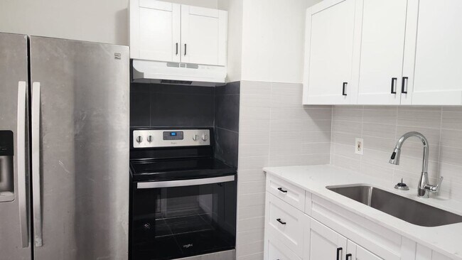 Building Photo - Renovated 4/2 Home Tampa Available Now