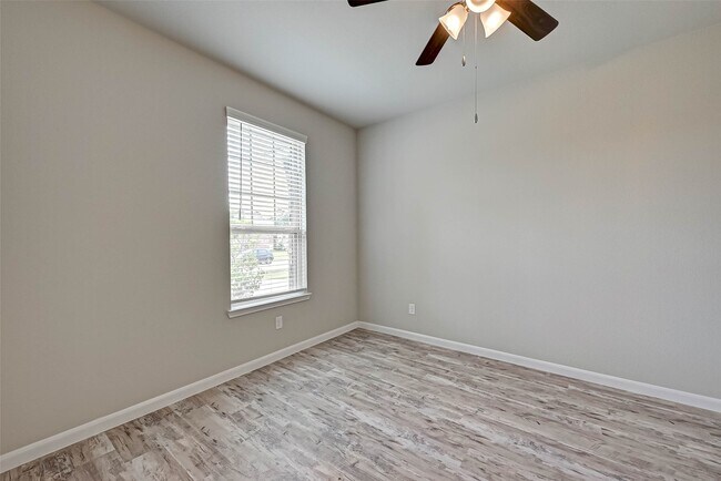 Building Photo - 14111 Lake Lodge Dr