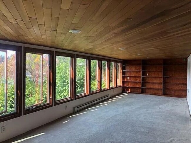 Building Photo - WATERFRONT Gravelly Lake Large 4 Bedroom Home in Lakewood!